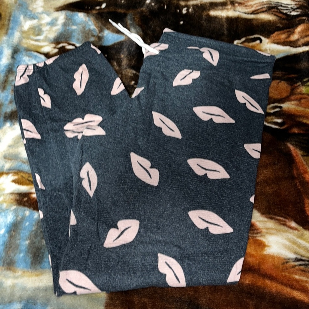 MONROW size large. Gray cropped sweats with pink kisses